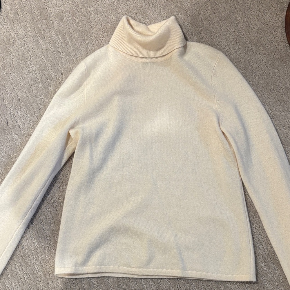 100% cashmere Cream Turtleneck Sweater